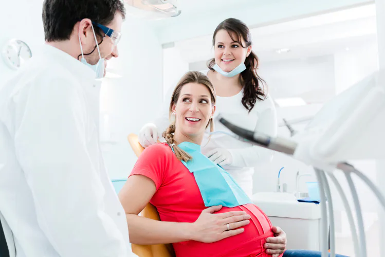 Dos de cada tres embarazadas desarrollan gingivitis gestacional, según un estudio